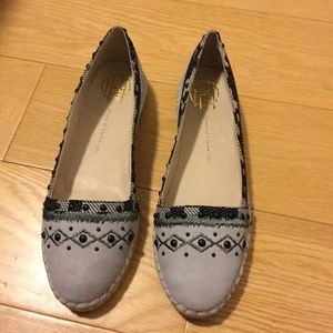 NIB House of Harlow Kole Flat gray size 7
